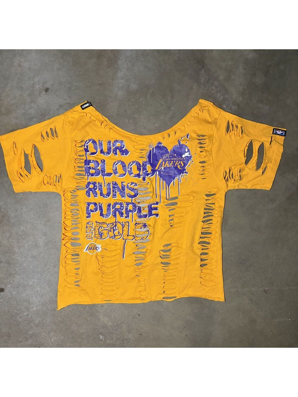 Y2k UNK Los Angeles Lakers Women's Distressed Yellow Graphic T-Shirt Sz L